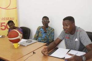 De la droite vers la gauche Coach Oumar Salou représentant des sélections nationales; le sécrétaire géneral de la FNB-Togo Robert Ajavon et son adjointe Mme Noviekou Da-do Nora