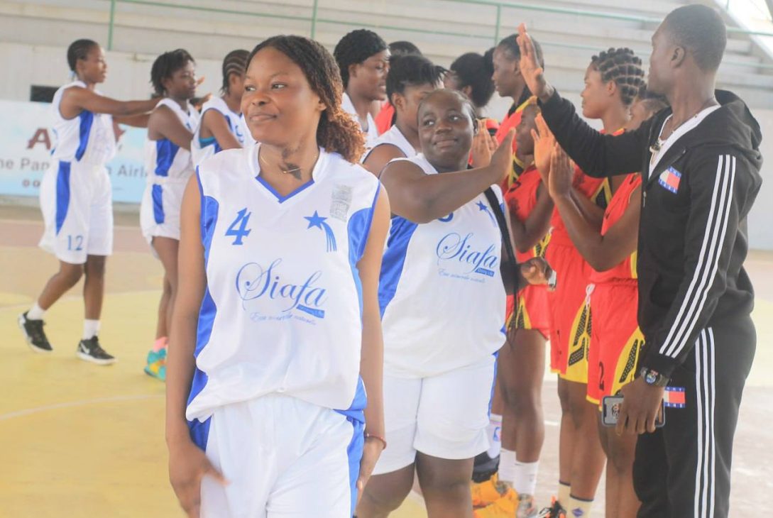Salutations des équipes dames Etoile Filante vs OBC