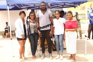 Photo des représentantes des familles Attolou et Aduayom avec le promoteur du tournoi