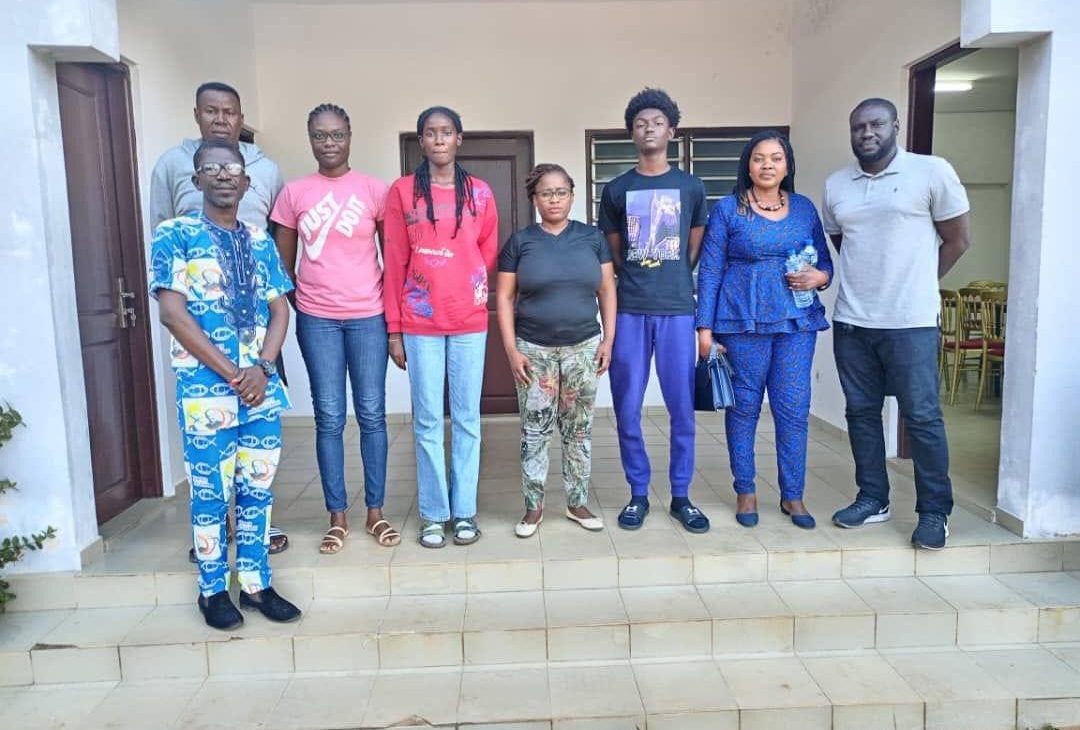 photo d'ensemble des membres de la FNB-Togo, coachs, parents et ambassadeurs