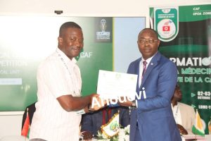 Le secrétaire Général de la FTF remettant un certificat à un participant 