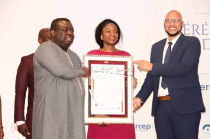 Remise de l'attestation au Directeur de l'ARCEP