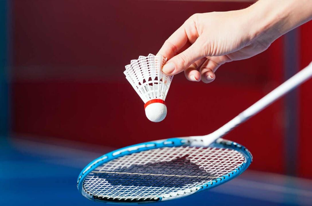 Les matchs se jouent en deux sets gagnants de 21 points chacun.