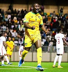 À seulement 23 ans, Kevin Denkey est lié au Cercle Bruges jusqu'en juin 2026. Il effectue actuellement une saison régulière remarquable, avec par 25 buts en 26 matchs toutes compétitions confondues. 