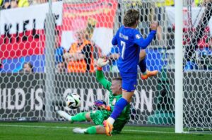 Les remplaçants peinent à maintenir la cadence et la défense française se déconcentre.