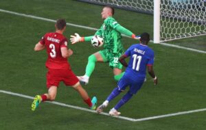 Les remplaçants peinent à maintenir la cadence et la défense française se déconcentre.