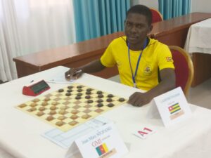 Lamessi Polycarpe a réalisé une performance historique en obtenant un match nul (1-1) contre le Grand Maître International (GMI) Ndjofang Jean Marc, le champion camerounais le plus titré d’Afrique. 