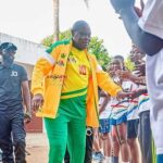 j’ai dû m’enfuir car je ne me voyais pas jouer parmi ces gaillards plus âgés