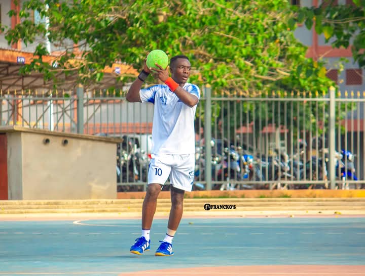 Et sensibiliser les petits, les pépites, à s'y mettre puisque le handball est un très bon jeu. C'est au Togo, qu’il est minimisé ».