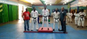 Podium de kumite hommes +75kg a l'extremite droite, l'expert et a gauche le DTN par interim