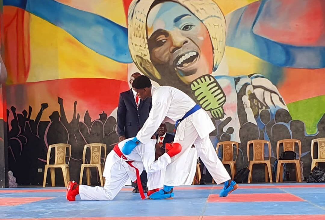 Une phase desicive de kumite chez les hommes