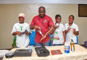 Le fondateur de "inductor of healing" et ses collaboratrices