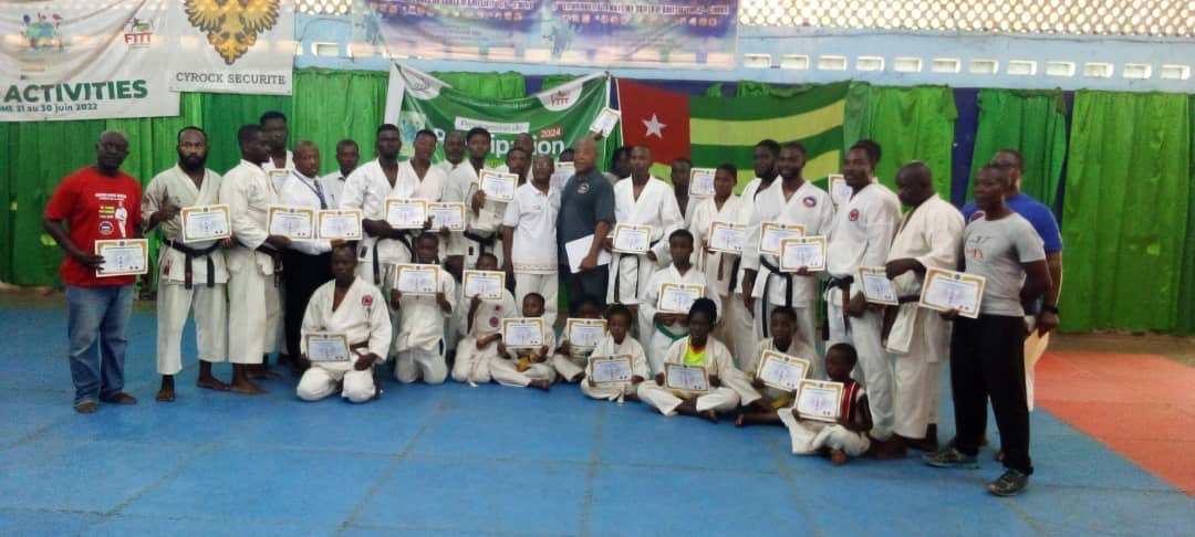Vue partielle des participants munis de leur attestation de stage,l'expert en tenue noire au milieu,a as droite le president de la FTKet le DTN,kyoshi sossah a l'extreme gauche