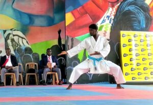 Atsou-kodjo Melek deploie la concentration et la force pour convaincre les arbitres a l'arriere plan