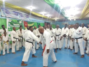 Hanshi Mario Arthur(a droite) demontre un exercice de concentration et de force
