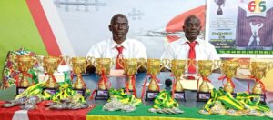 Vue des médailles et des trophées mises en jeu,derrière le DTN par intérim et l'ancien entraineur kata