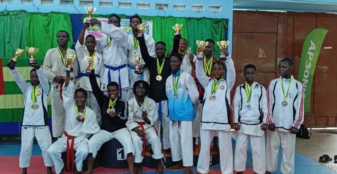 Le président de la FTK remet le trophée au champion de kata senior hommes