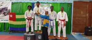 Le président de la FTK remet le trophée au champion de kata senior hommes