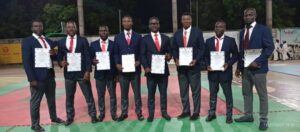 Vue de face des arbitres lauréats avec leur diplôme