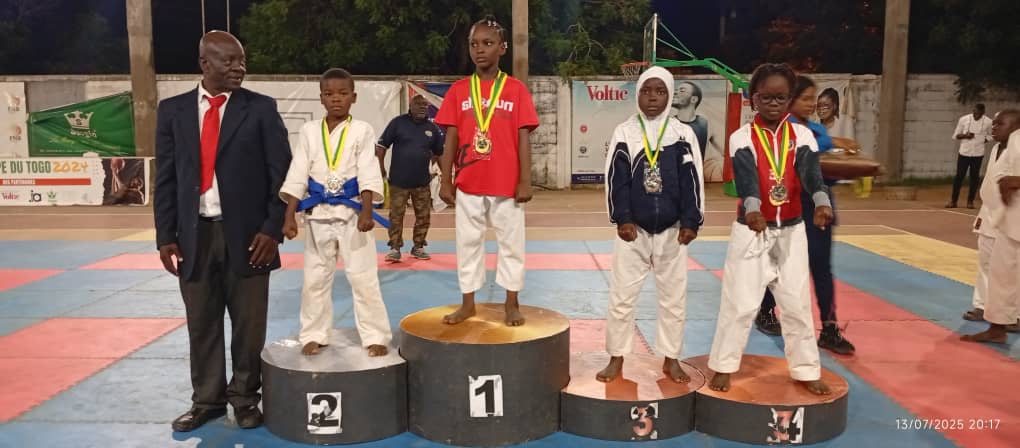 Le DTN en compagnie d'un groupe de lauréats