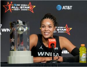 Skylar Diggins signe le premier triple-double de l’histoire du WNBA all star game avec 11pts, 11 rbds, 15 pd.