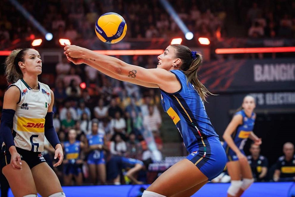 Pour la petite histoire, notez que l’équipe Turque a comme attraction, Zehra Gunes, consideree bien malgré elle, comme une déesse de la beauté. Il y a quelques jours, Gunes a même été nominée pour le titre de « Plus Belle Femme du Monde » par la prestigieuse organisation de beauté TC Candler. L'athlète de 26 ans a reçu ce titre en 2023 et continue de susciter un engouement particulier lors de sa participation au Championnat du monde de volley-bal