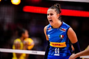 Pour la petite histoire, notez que l’équipe Turque a comme attraction, Zehra Gunes, consideree bien malgré elle, comme une déesse de la beauté. Il y a quelques jours, Gunes a même été nominée pour le titre de « Plus Belle Femme du Monde » par la prestigieuse organisation de beauté TC Candler. L'athlète de 26 ans a reçu ce titre en 2023 et continue de susciter un engouement particulier lors de sa participation au Championnat du monde de volley-bal