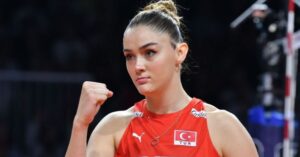 Pour la petite histoire, notez que l’équipe Turque a comme attraction, Zehra Gunes, consideree bien malgré elle, comme une déesse de la beauté. Il y a quelques jours, Gunes a même été nominée pour le titre de « Plus Belle Femme du Monde » par la prestigieuse organisation de beauté TC Candler. L'athlète de 26 ans a reçu ce titre en 2023 et continue de susciter un engouement particulier lors de sa participation au Championnat du monde de volley-bal