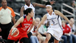 Kara Lawson (Washington) face à Layshia Clarendon (Indiana Fever), lors du championnat féminin en 2015