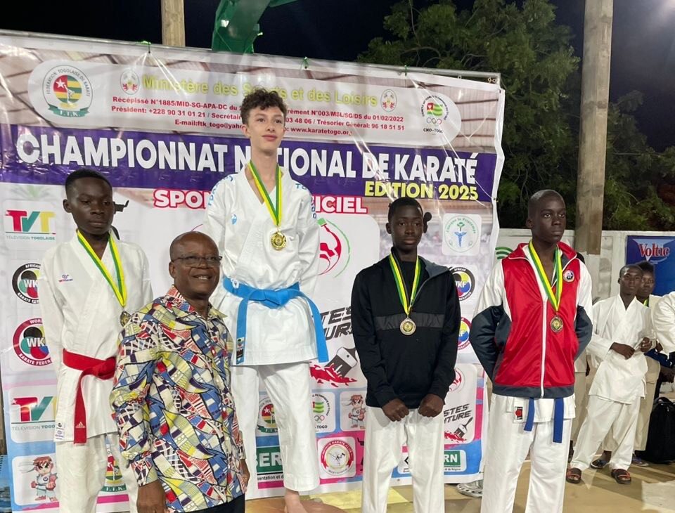 Le président de la FTK Da ERNESTHO a posé avec les lauréats de Kata Cadets Hommes