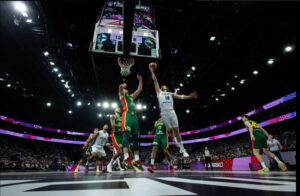 Le sociétaire des Los Angeles Lakers est en effet devenu le 4ème joueur à réussir un triple double lors d’un Eurobasket depuis 1995 avec 26 points, onze rebonds et dix passes décisives.