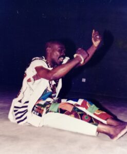 Atavi-G lors du spectacle Lɔlɔ̃nyiku au centre culturel Denyigban en 2009 