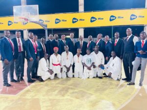 Les arbitres SKIF West-Africa ont posé avec quelques athlètes à la fin de la compétition