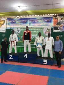 Le podium de 56-65 an le president de la FTK a l'extreme gauche