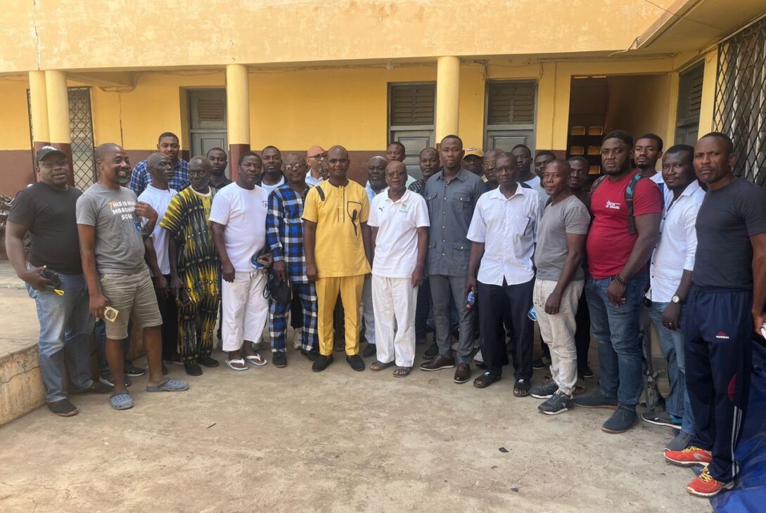 Vue d'ensemble des participants,le president de la FTK,Da Ernestho 7e de la gauche entre les deux formateurs