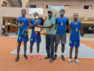 Moustapha Keita, expert FIBA Monde remettant le trophée à No Limit