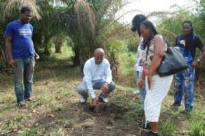 Le Ministre du Tourisme, de la Culture et des Arts, Isaac TCHIAKPE procédant à la pose de la première pierre de la résidence 