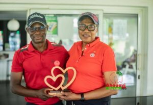 KPADE Temissan Junior Vainqueur de la série 1 avec la promotrice de la compétition Mme Sophie AGBO