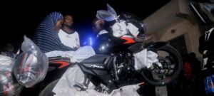 Ibrahim Mamoudou recevant sa moto