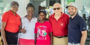 La famille LEPAULMIER avec la promotrice de la compétition et le capitaine de jeu