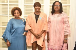 La 3ème vice-présidente du Comité national olympique (CNO) du Togo, Mme Peace Adiho (G), Nana Blakime, Présidente de la FTA Mme Tchanilé-Salifou Falilatou (épouse Dogo) (D)