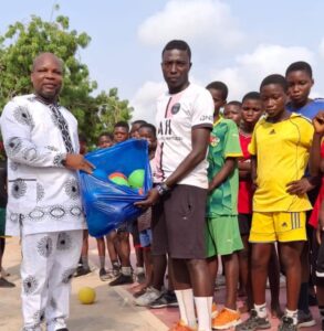 Le président du club Élites HBC de Lomé, Georges K. Amouzou (G) et le coach du lycée d'Agbodrafo, Kokou Djoka