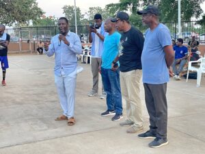 le président du comité d’organisation et coach de NGB, Emmanuel ABOTSI lors de la cérémonie officielle avec les membres de la FNB-Togo