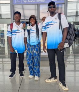 les athlètes Kougnaglo Amévi Yohanes et Atim Pakpali Gloria avec leur DTN Jérémie Adade