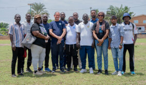 Photo d'ensemble des participants avec le formateur