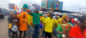carnaval parti de la mairie de Bè jusqu'au terrain de l'académie