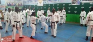 L'expert Sossah Semeho explique une phase de kumite aux pratiquants