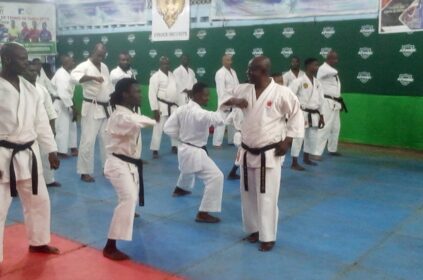 L'expert Sossah Semeho explique une phase de kumite aux pratiquants
