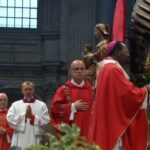 Mgr Isaac Jogues Gaglo reçoit son pallium