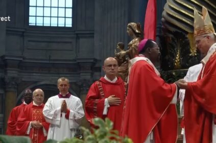 Mgr Isaac Jogues Gaglo reçoit son pallium